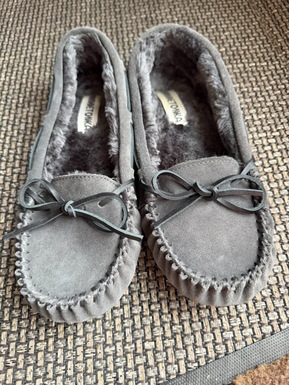 Minnetonka Gray Suede Moccasin Slippers Faux Fur Lined Bow Tie 9M NEVER WORN